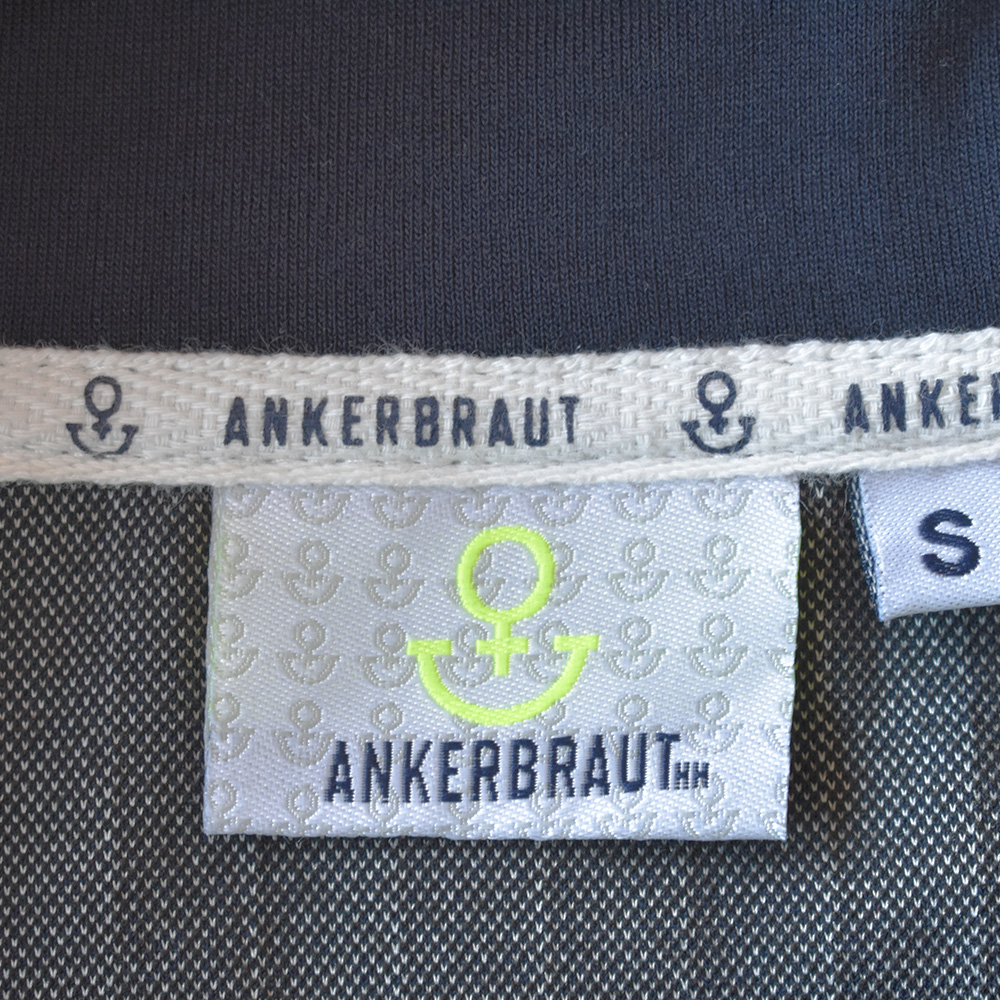 Weibliches Model mit ANKERBRAUT Hoodie in Night Sky Yellow