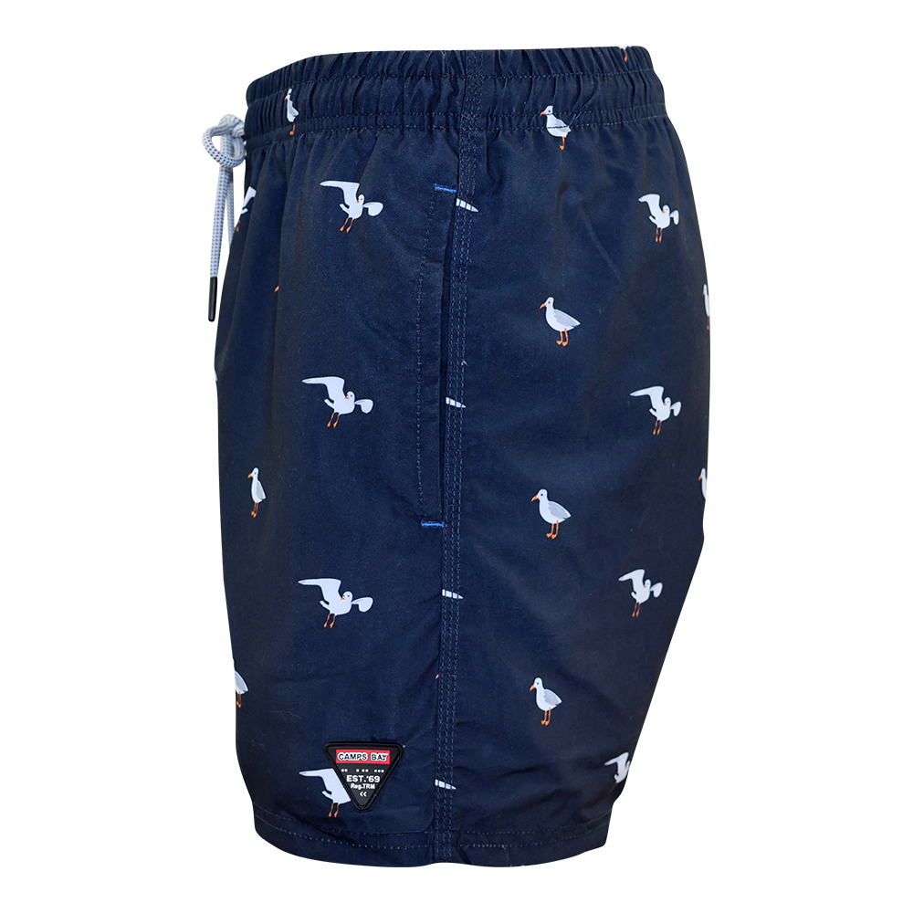 Männliches Model mit CAMPS BAY Badeshorts in Bird