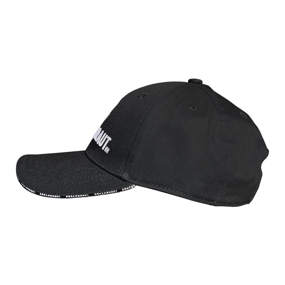 Weibliches Model mit ANKERBRAUT Cap in Schwarz
