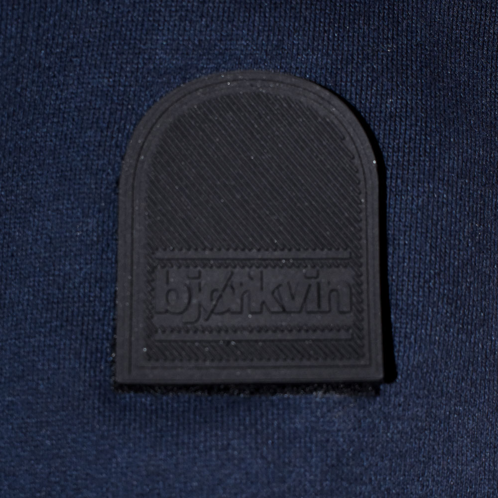 Männliches Model mit Björkvin Sweatjacke in Night Sky
