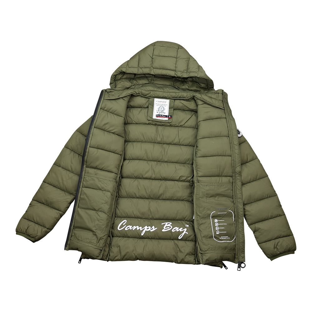 Weibliches Model mit CAMPS BAY Steppjacke in Olive Night