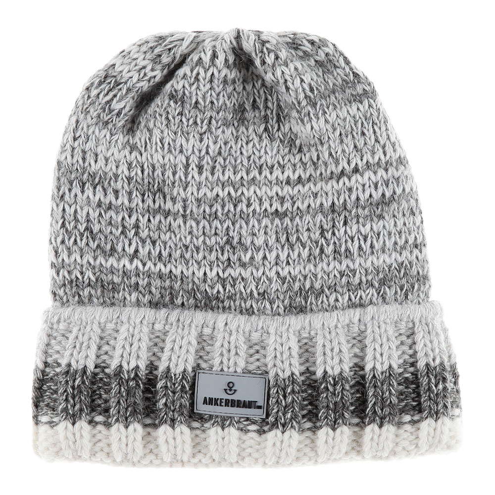 Weibliches Model mit ANKERBRAUT Mütze in Silver Melange