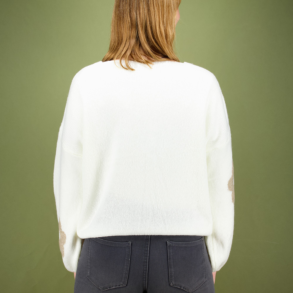 Weibliches Model mit Küstenzauber Strickjacke in Offwhite-Beige-Flower