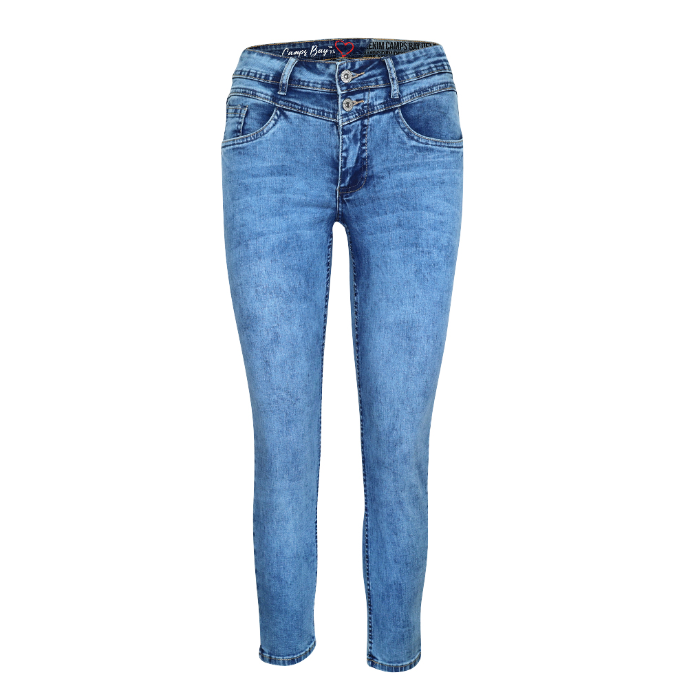 Weibliches Model mit CAMPS BAY Jeans in mblue