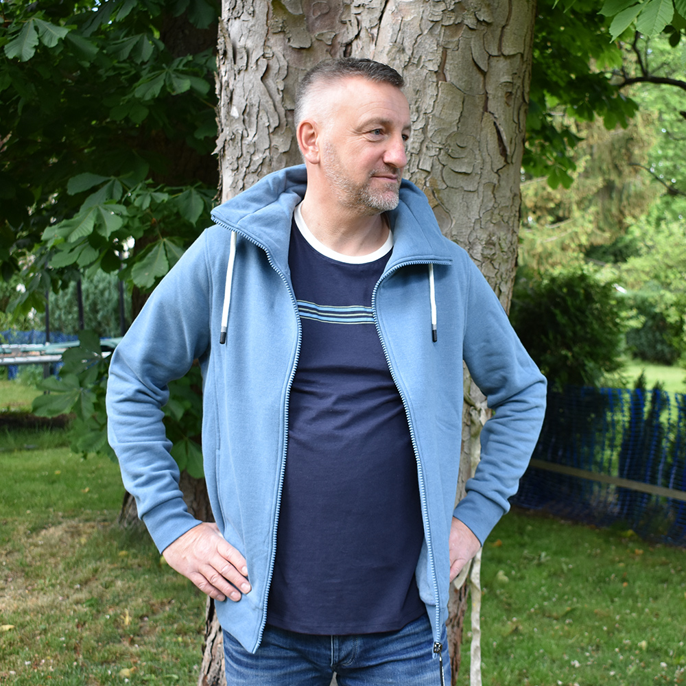 Männliches Model mit CAMPS BAY Sweatjacke in Blue Ashes Melange