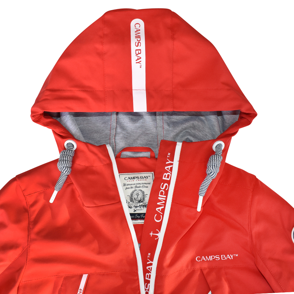 Weibliches Model mit CAMPS BAY Jacke in True Red