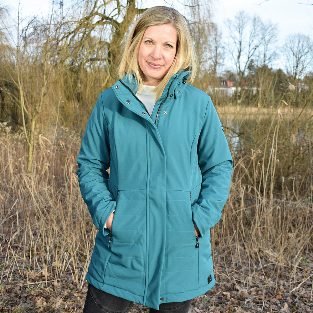Weibliches Model mit CAMPS BAY Softshell-Jacke in Petrol