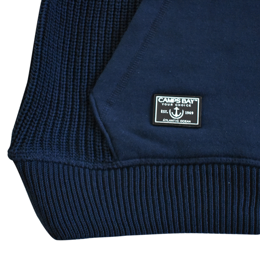 Männliches Model mit CAMPS BAY Strickpullover in Night Sky