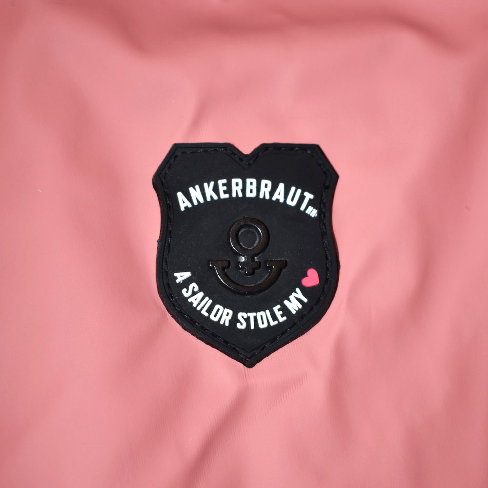 Weibliches Model mit ANKERBRAUT Wetterjacke in Dusty Rose