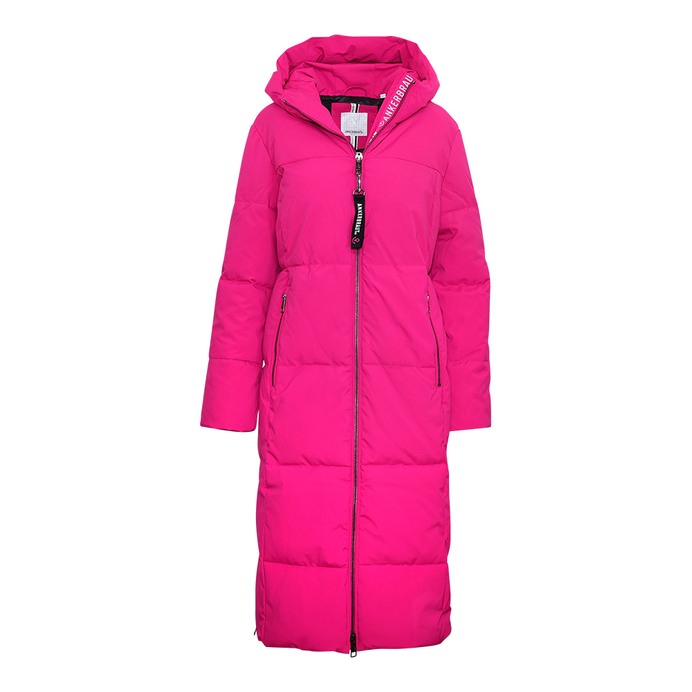Weibliches Model mit ANKERBRAUT Langmantel in Pink