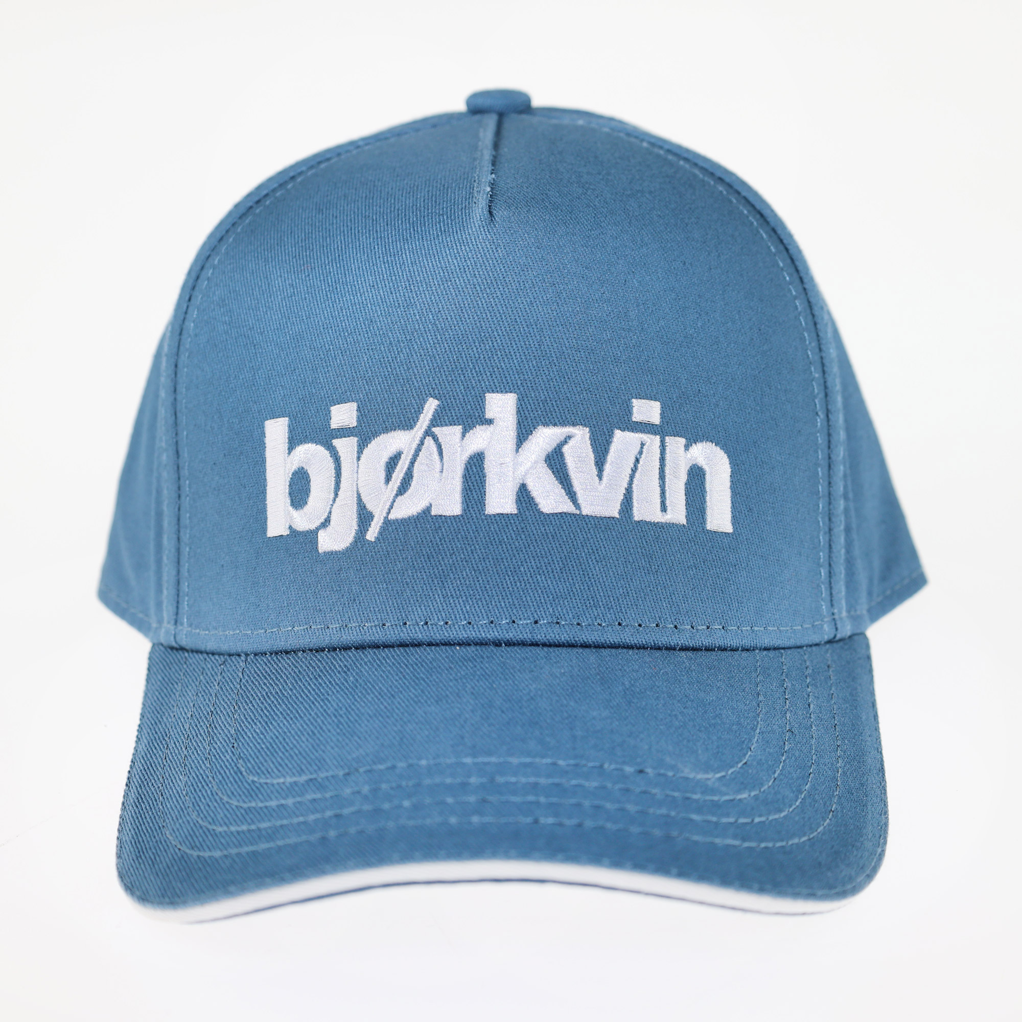 Männliches Model mit Björkvin Cap in Jeansblue
