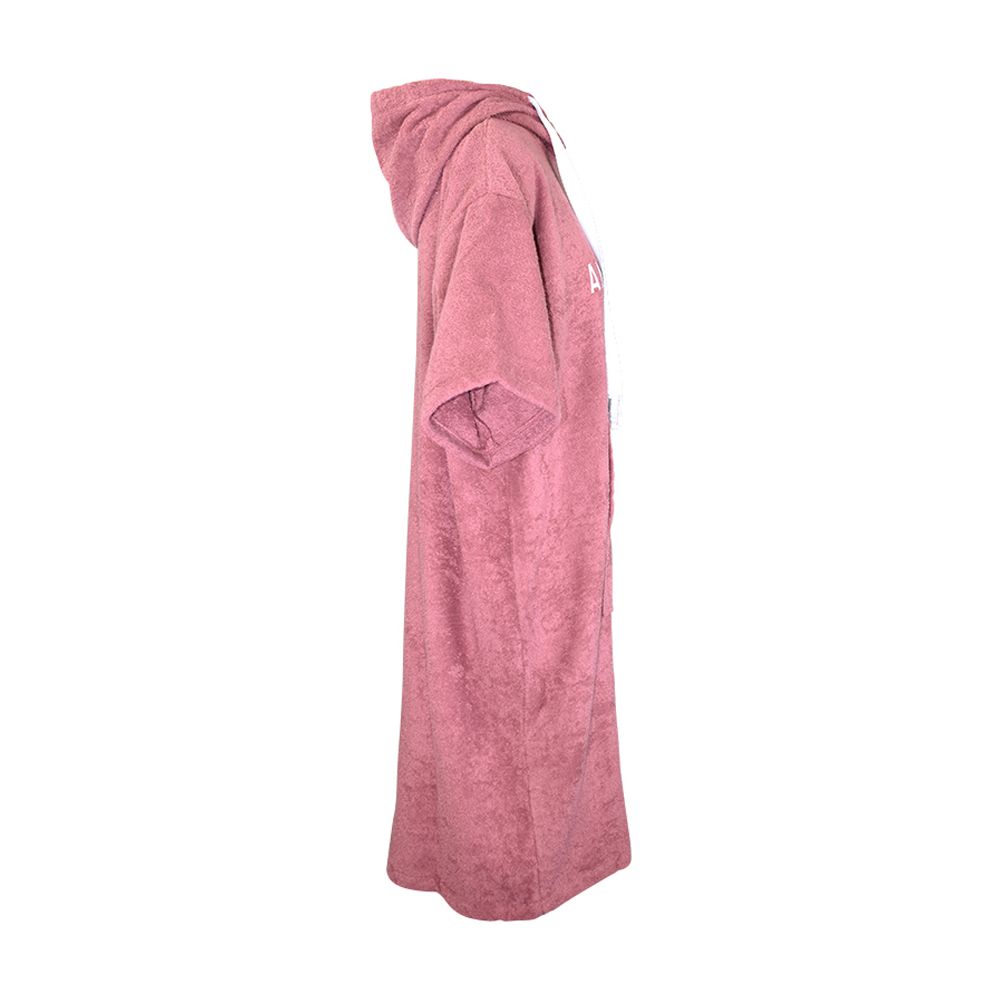 Weibliches Model mit ANKERBRAUT Strandkleid in Berry
