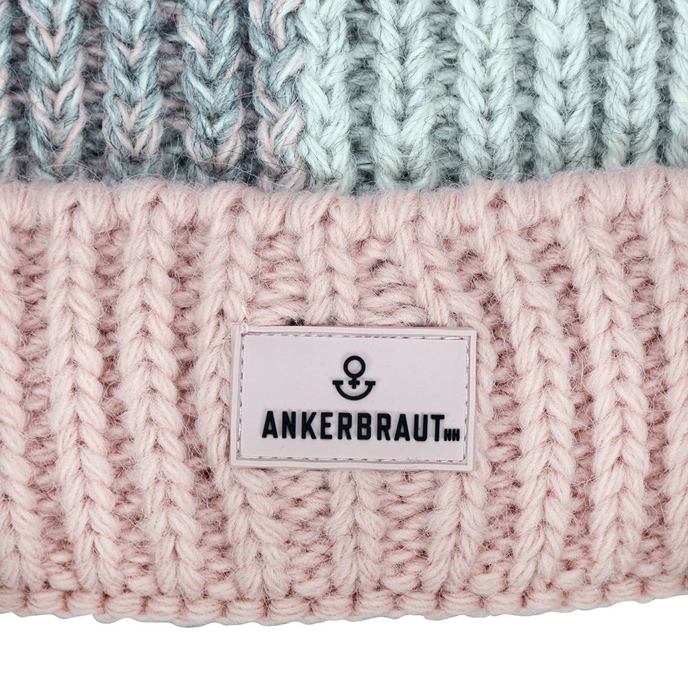 Weibliches Model mit ANKERBRAUT Mütze in Rose