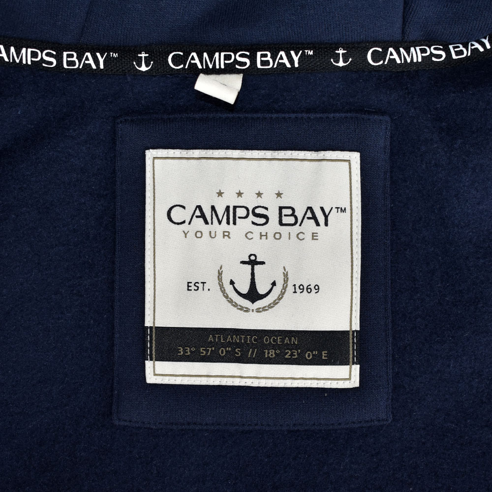 Männliches Model mit CAMPS BAY Hoodie in Night Sky