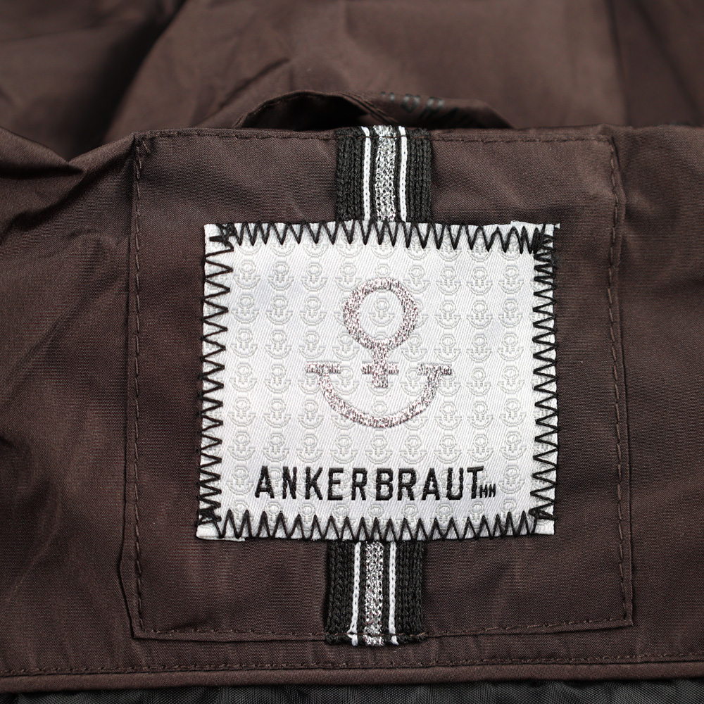 Weibliches Model mit ANKERBRAUT Long-Weste in Chocolate Torte
