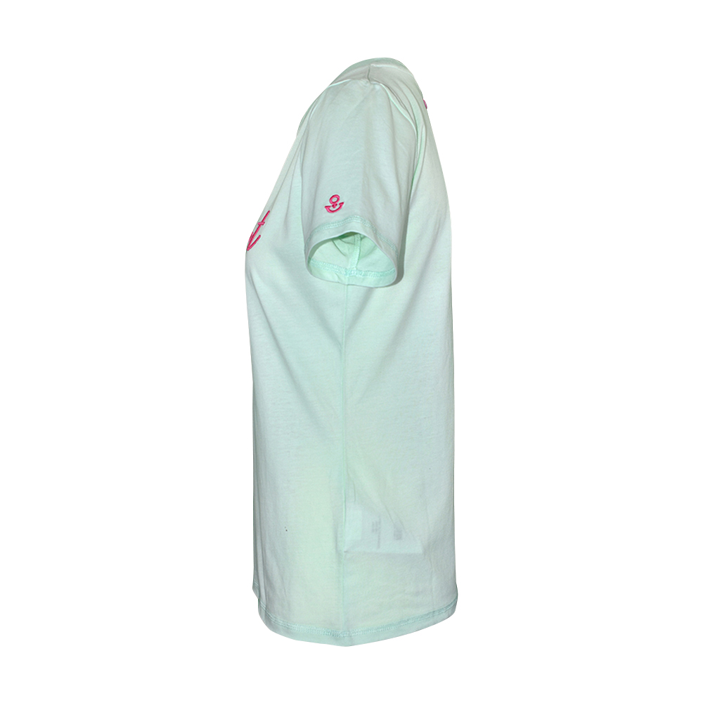 Weibliches Model mit ANKERBRAUT T-Shirt in Honey Dew