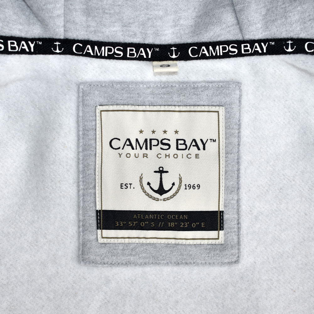 Männliches Model mit CAMPS BAY Hoodie in Silver Melange
