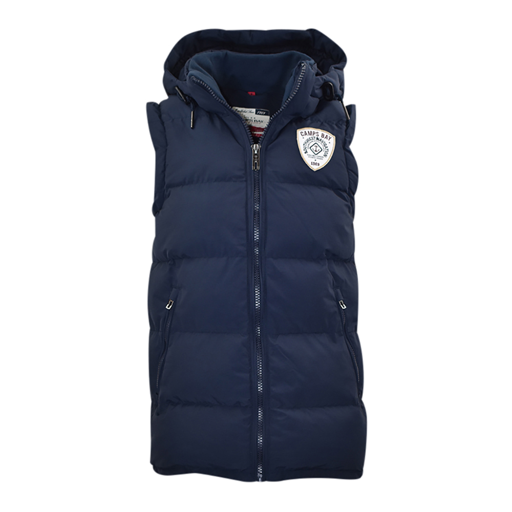 Männliches Model mit CAMPS BAY Westenjacke in Total Eclipse Navy