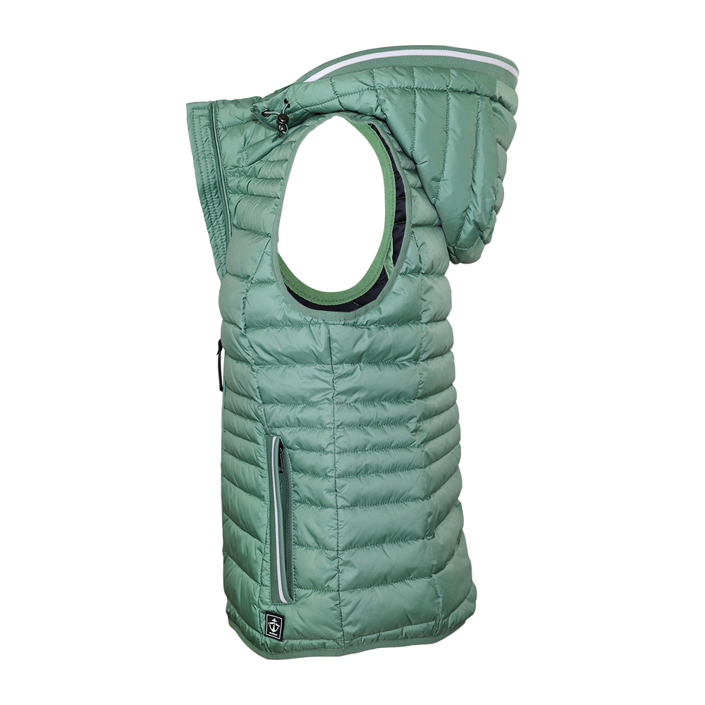 Weibliches Model mit CAMPS BAY Weste in Hedge Green
