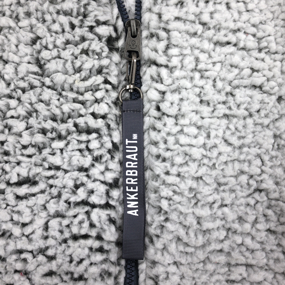 Weibliches Model mit ANKERBRAUT Teddyfleece-Jacke in India Ink