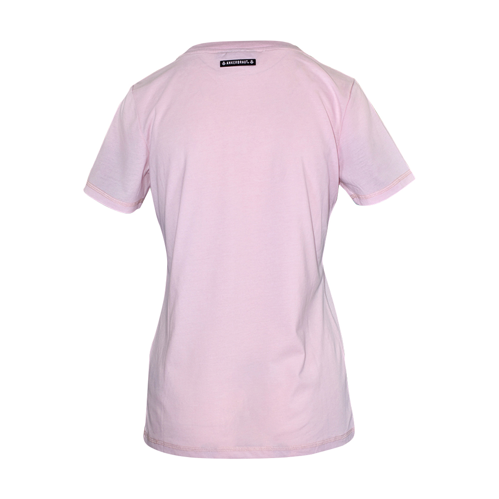 Weibliches Model mit ANKERBRAUT T-Shirt in Cradle Pink