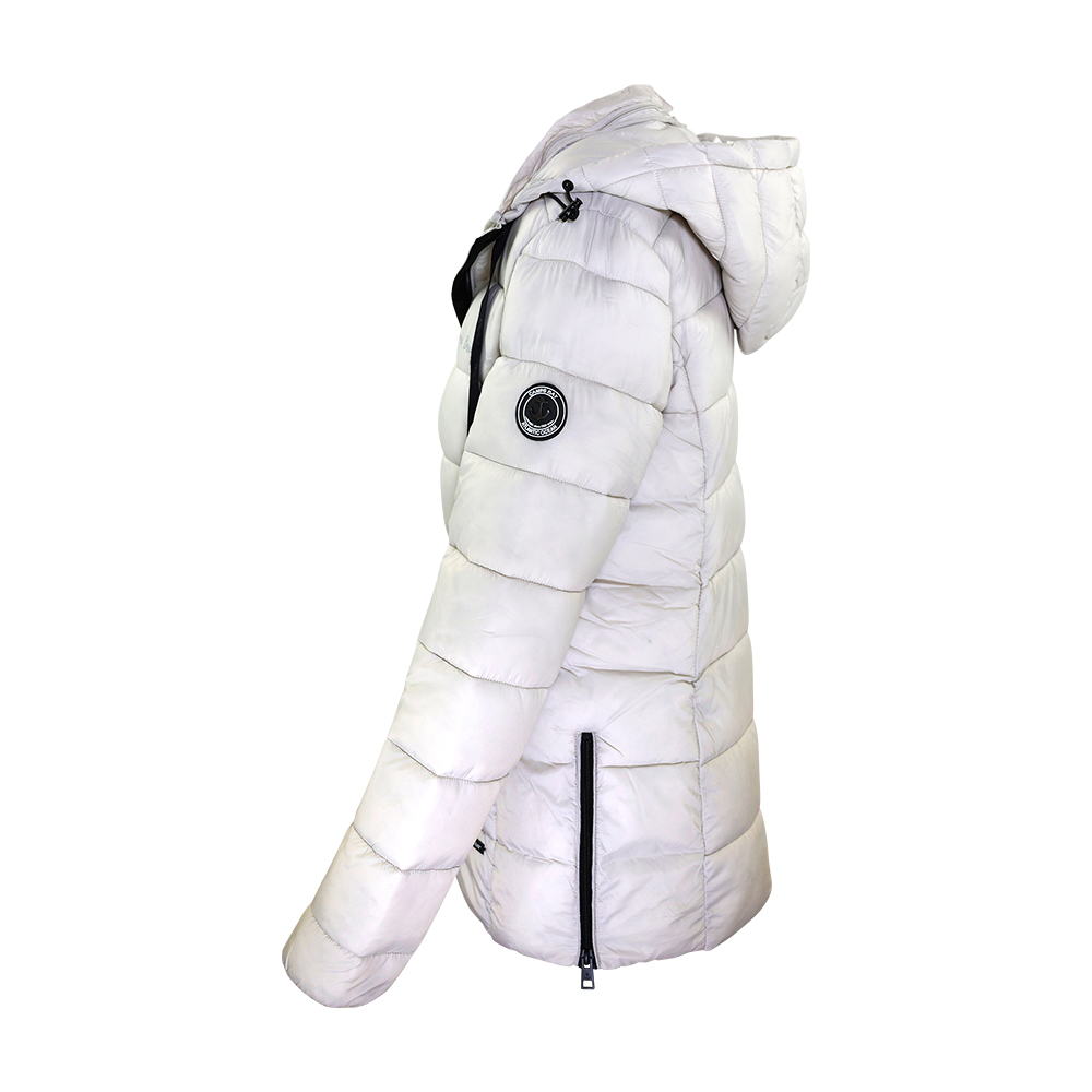 Weibliches Model mit CAMPS BAY Steppjacke in Moonbeam