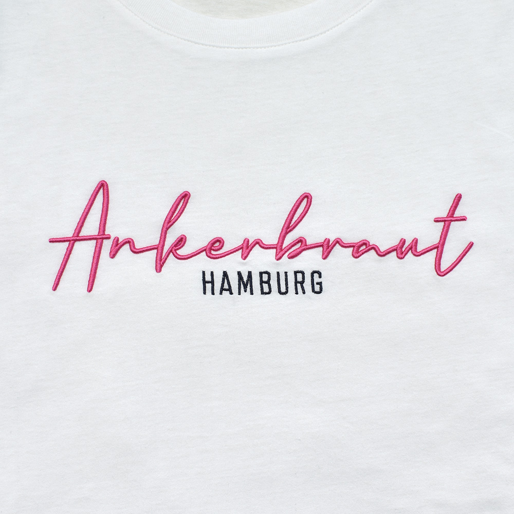 Weibliches Model mit ANKERBRAUT Shirt in Snow White
