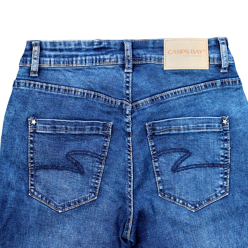 Weibliches Model mit CAMPS BAY Jeans in dblue