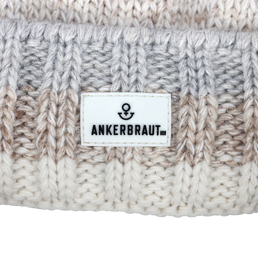 Weibliches Model mit ANKERBRAUT Mütze in Creme Melange