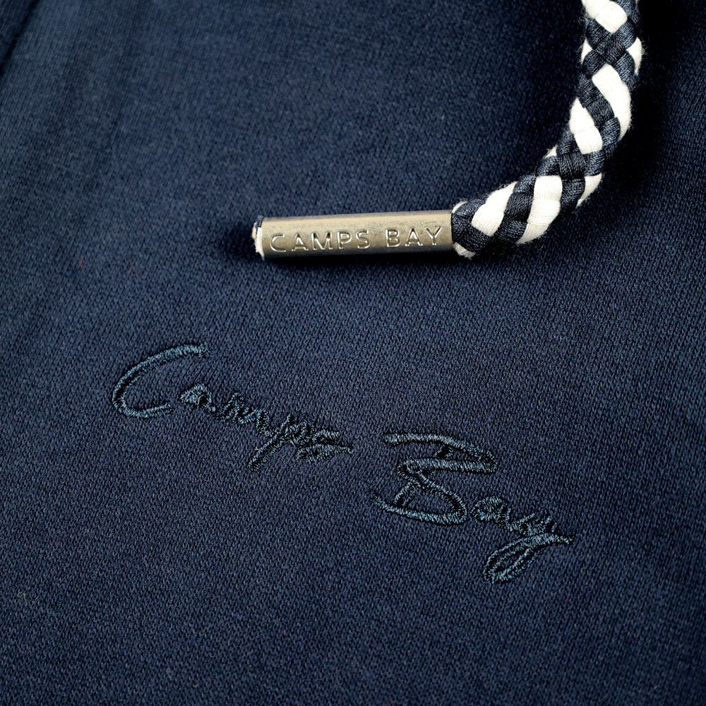 Weibliches Model mit CAMPS BAY Sweatjacke in Maritime Blue