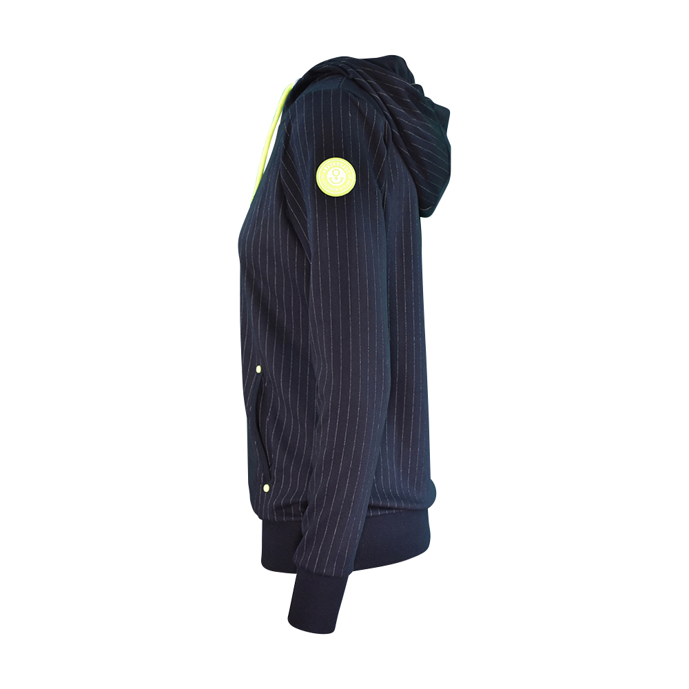 Weibliches Model mit ANKERBRAUT Hoodie in Night Sky Yellow