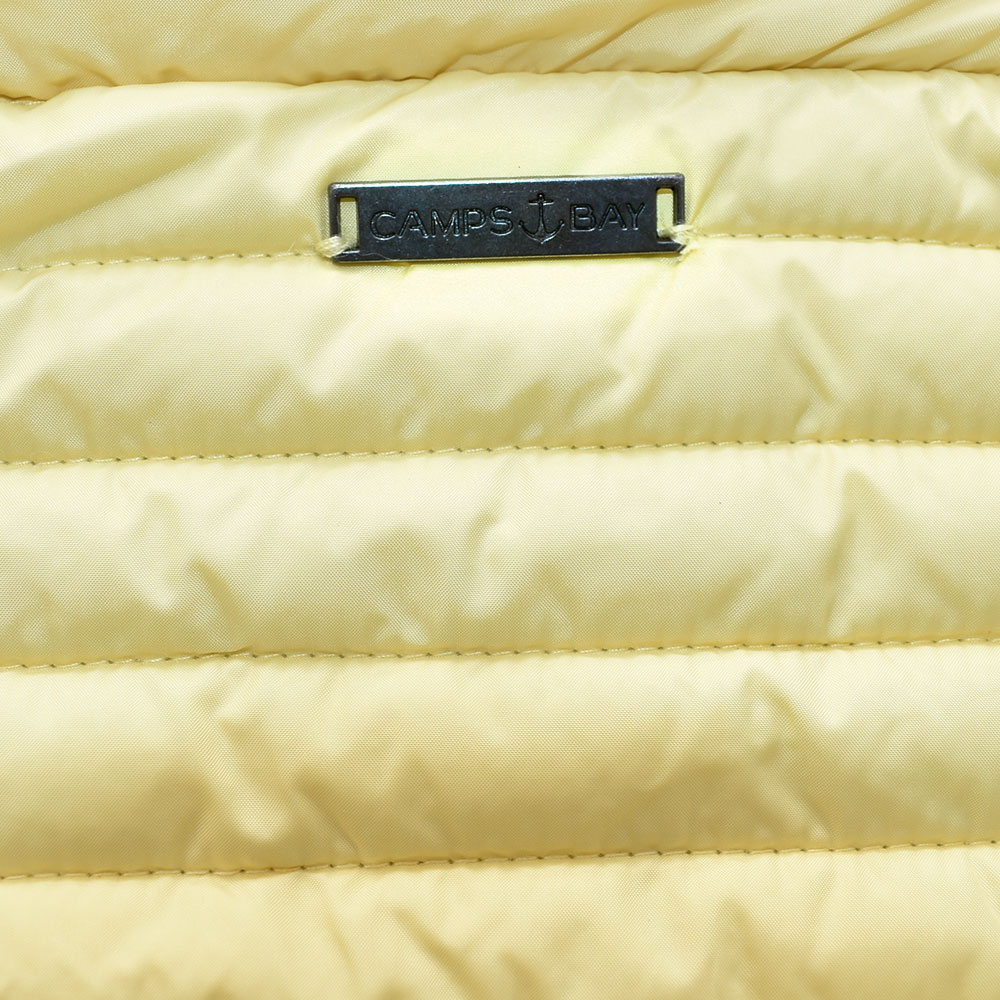Weibliches Model mit CAMPS BAY Weste in Pale Banana