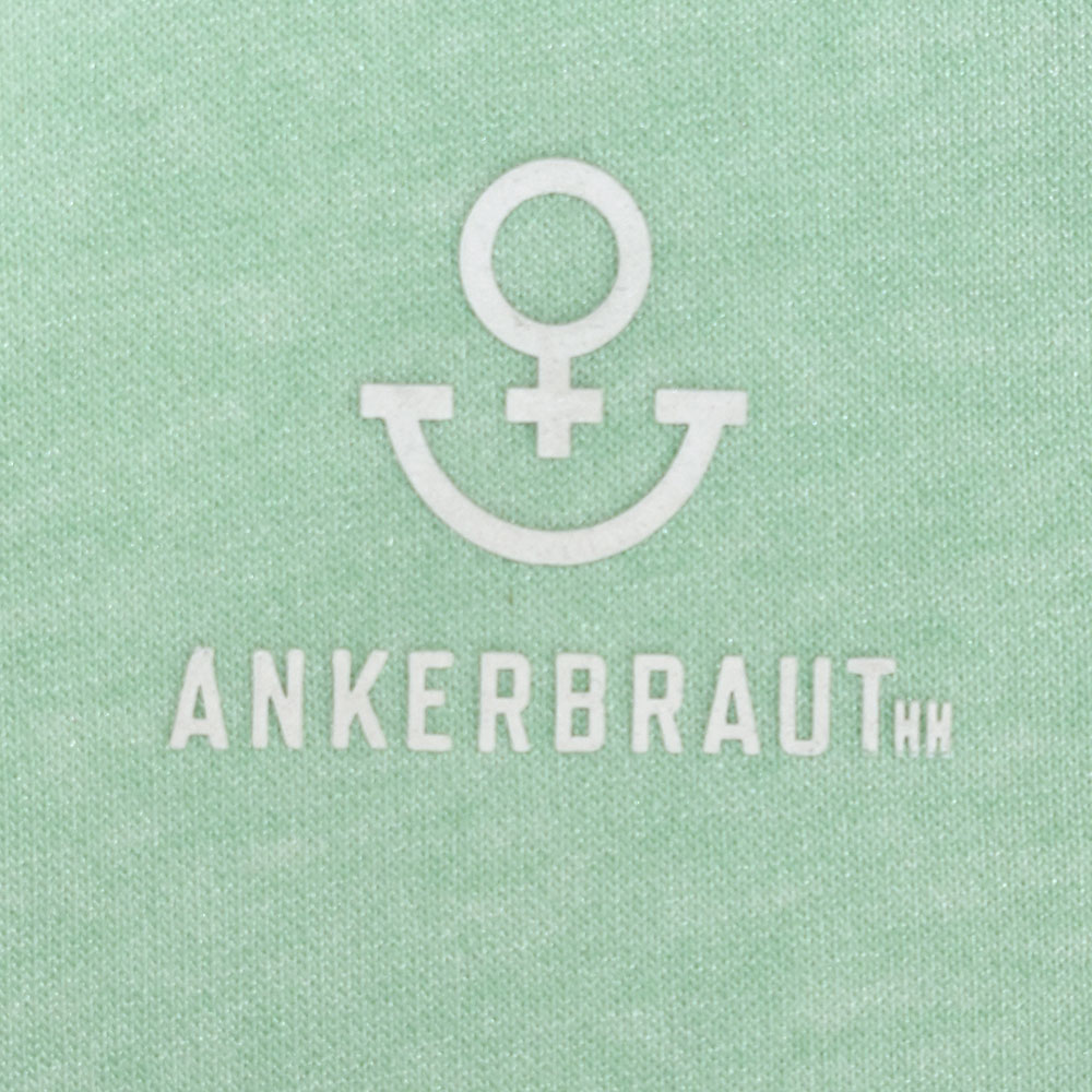 Weibliches Model mit ANKERBRAUT Sweatjacke in Mint Melange