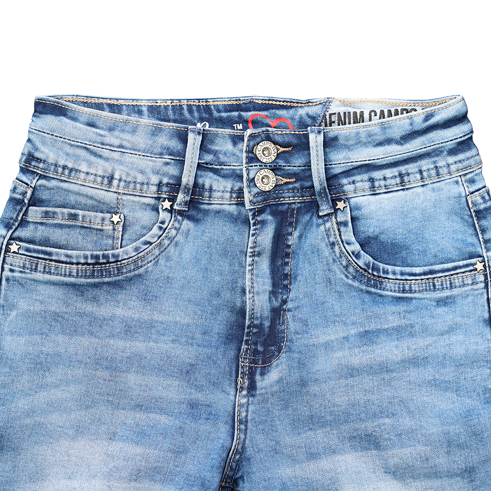 Weibliches Model mit CAMPS BAY Jeans-Shorts in mblue