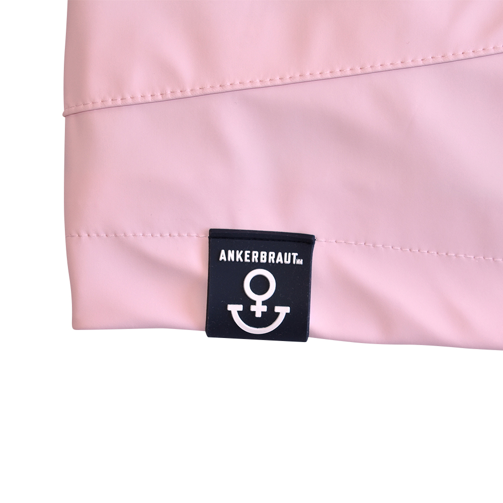 Weibliches Model mit ANKERBRAUT Wetterjacke in Potpourri-Rose