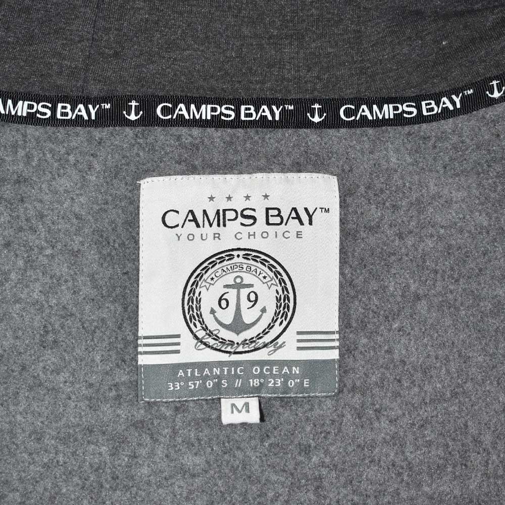 Männliches Model mit CAMPS BAY Strickpullover in Anthra Melange