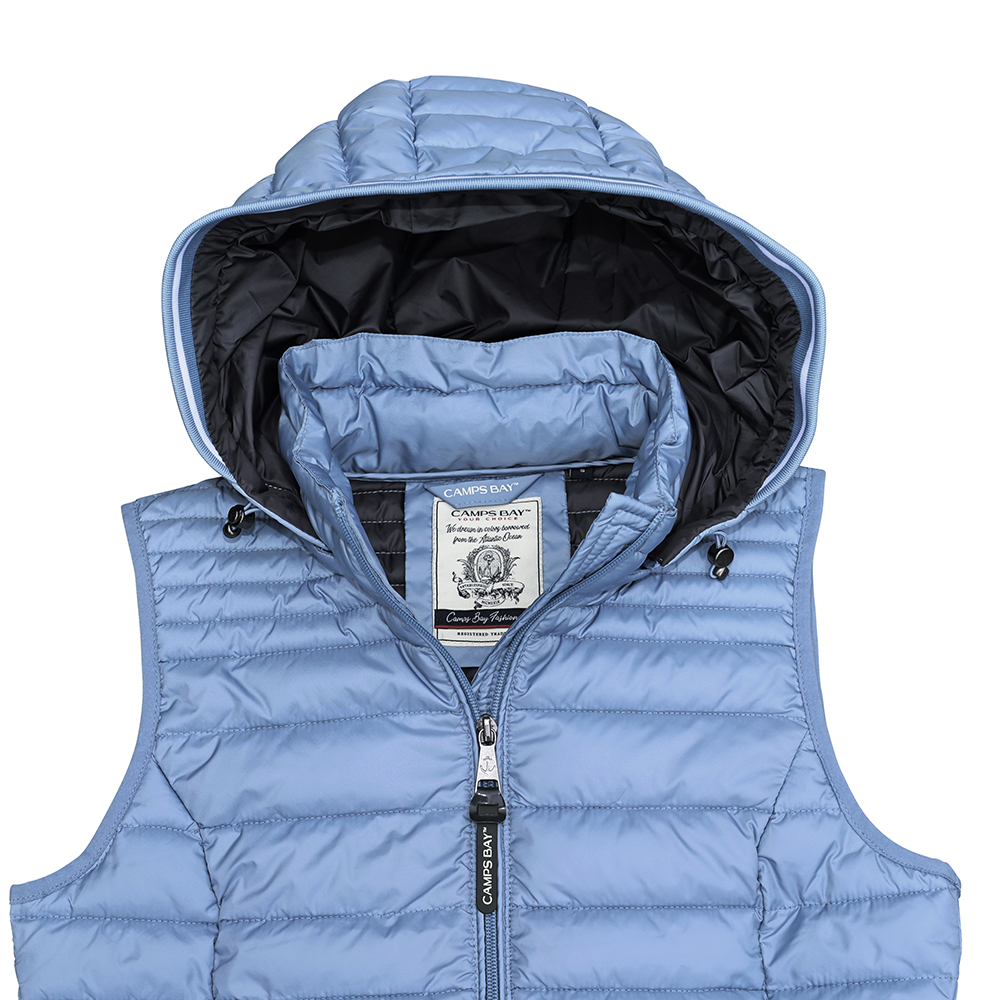 Weibliches Model mit CAMPS BAY Weste in Windward Blue