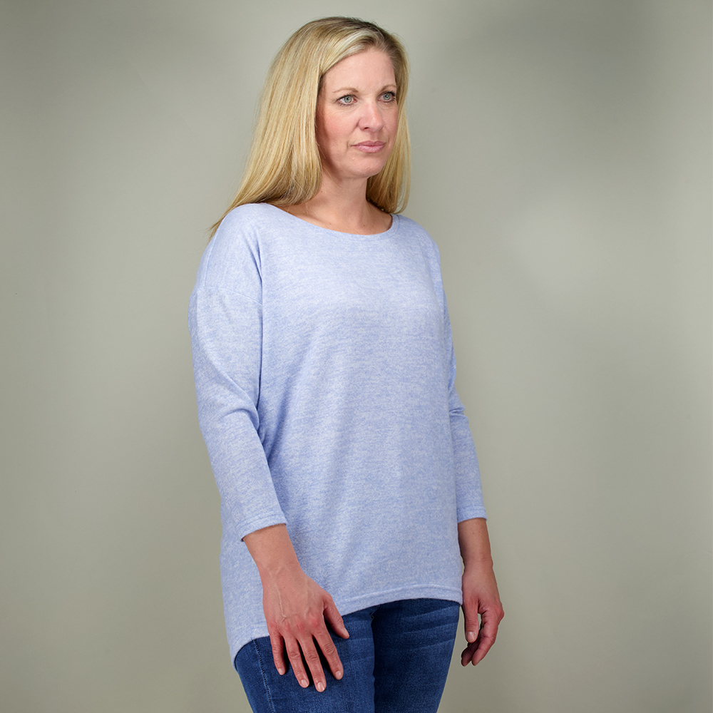 Weibliches Model mit CAMPS BAY Shirt in Soft Blue Marl