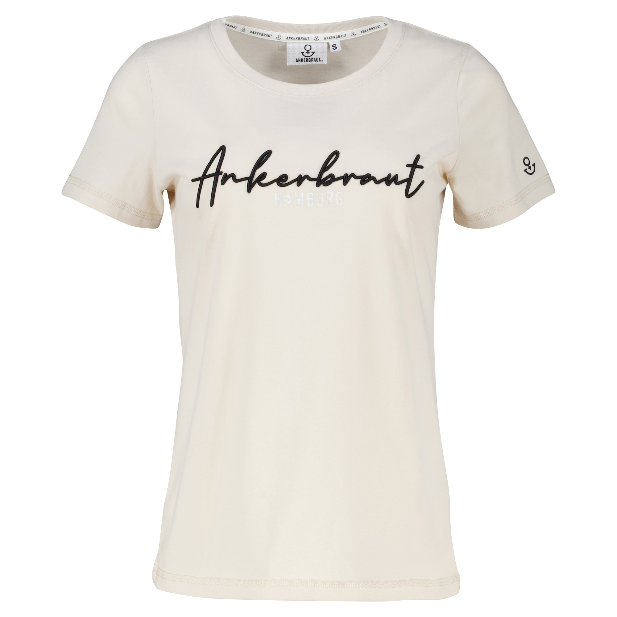 Weibliches Model mit ANKERBRAUT T-Shirt in Moonbeam