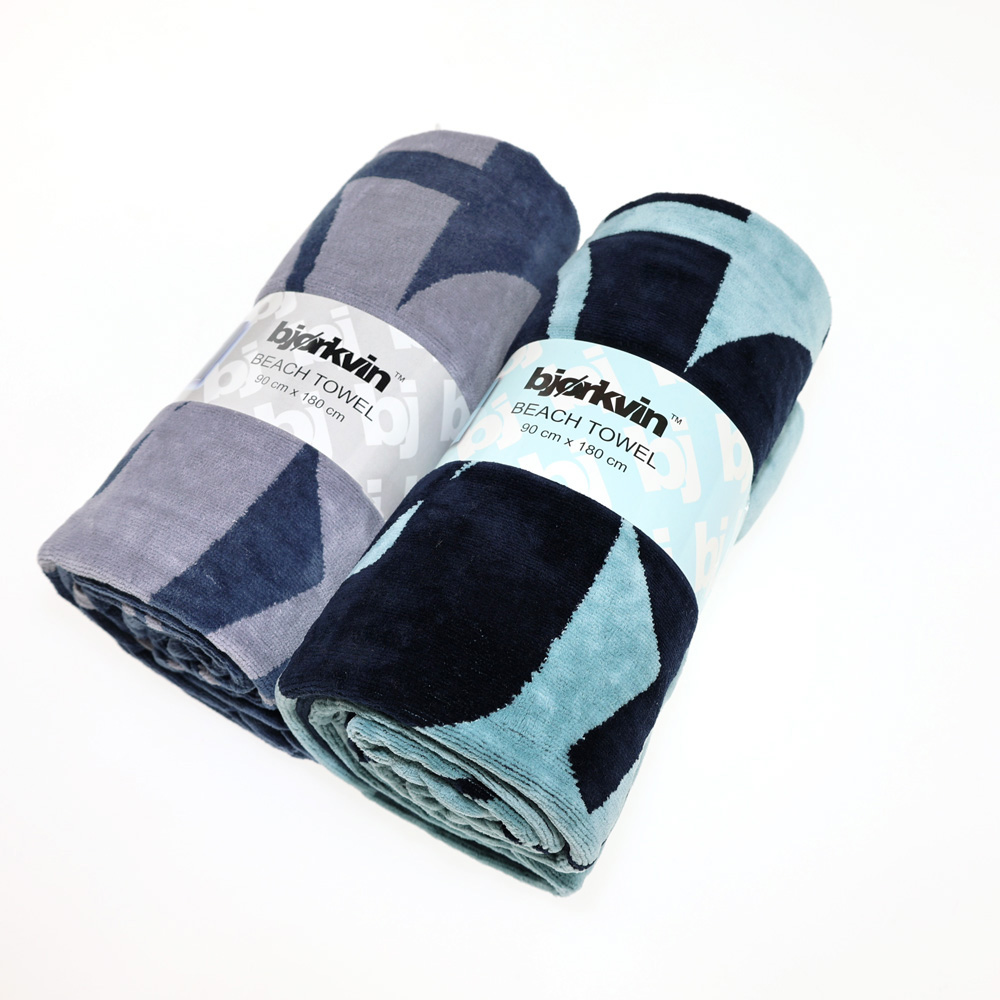 Männliches Model mit Björkvin Badelaken in Grey-Blue