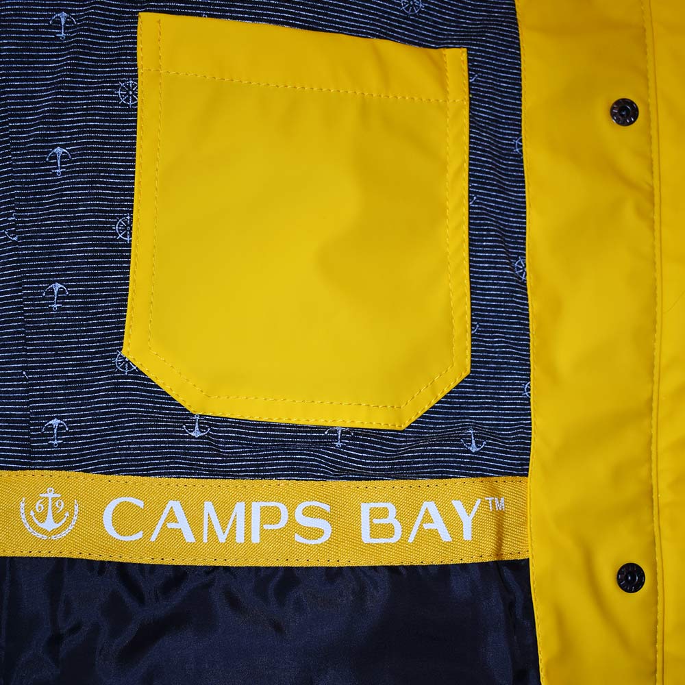 Weibliches Model mit CAMPS BAY Wetterjacke in Lemon Chrome