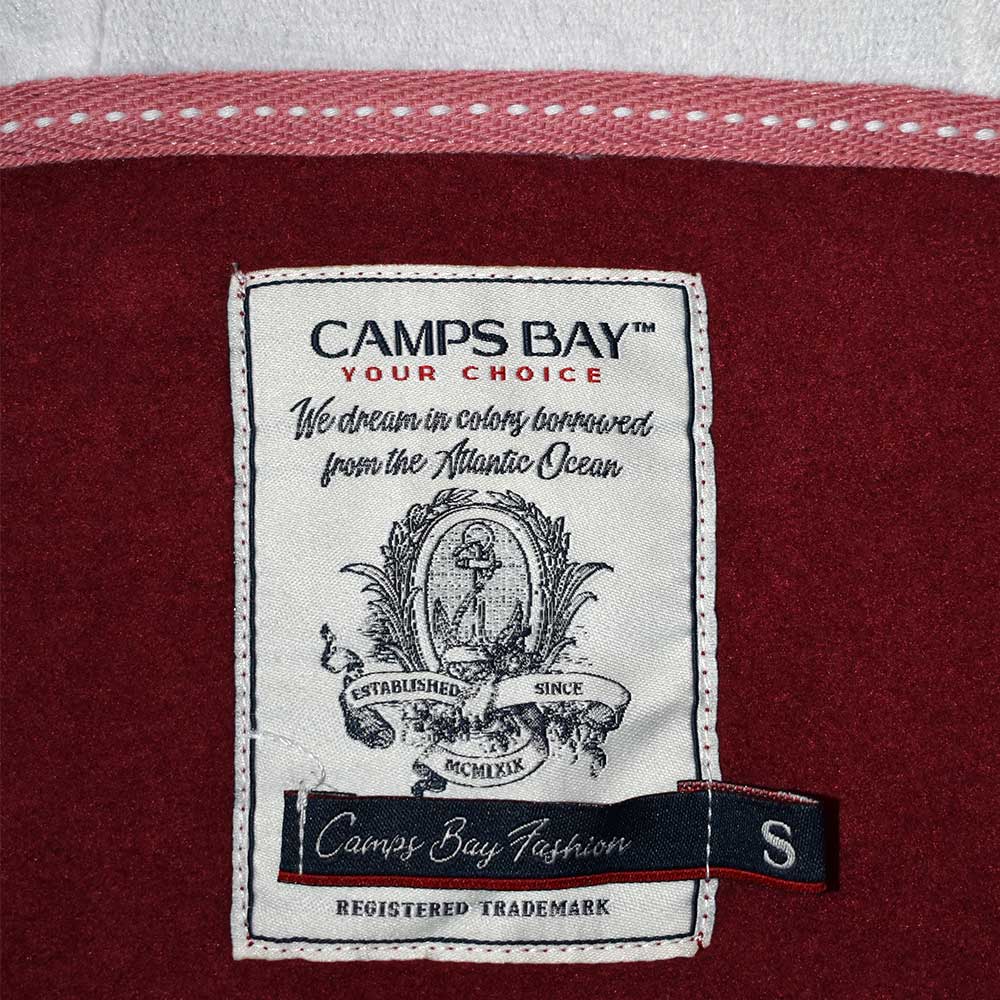 Weibliches Model mit CAMPS BAY Sweatjacke in Burgundy