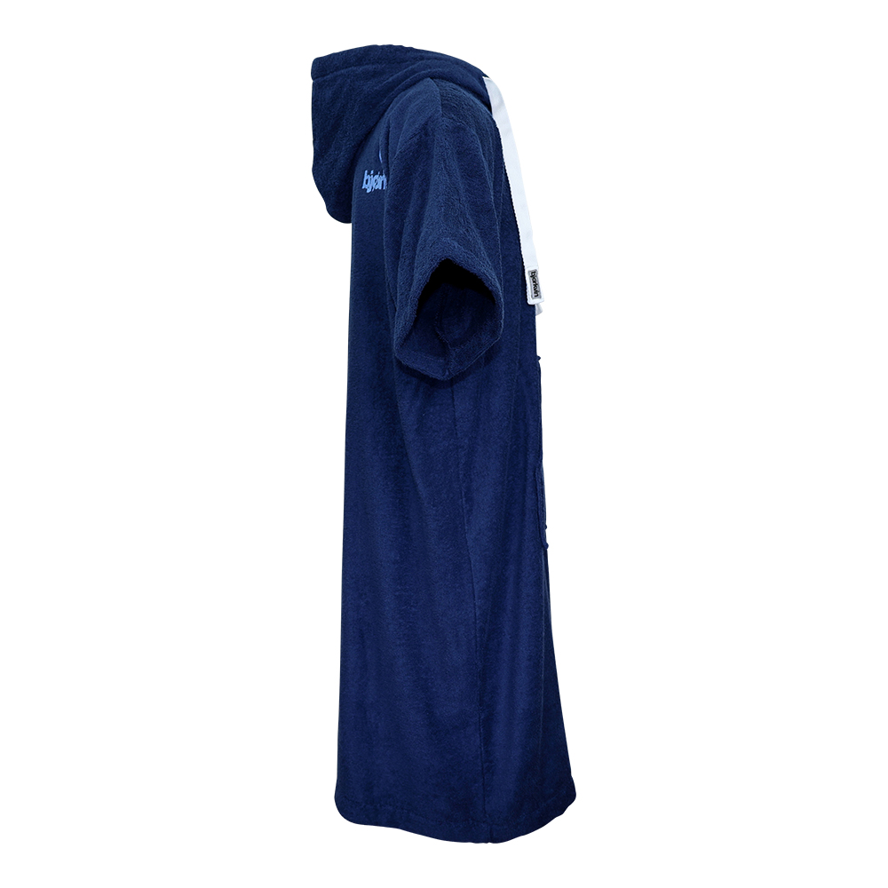 Männliches Model mit Björkvin Beach-Poncho in Navy