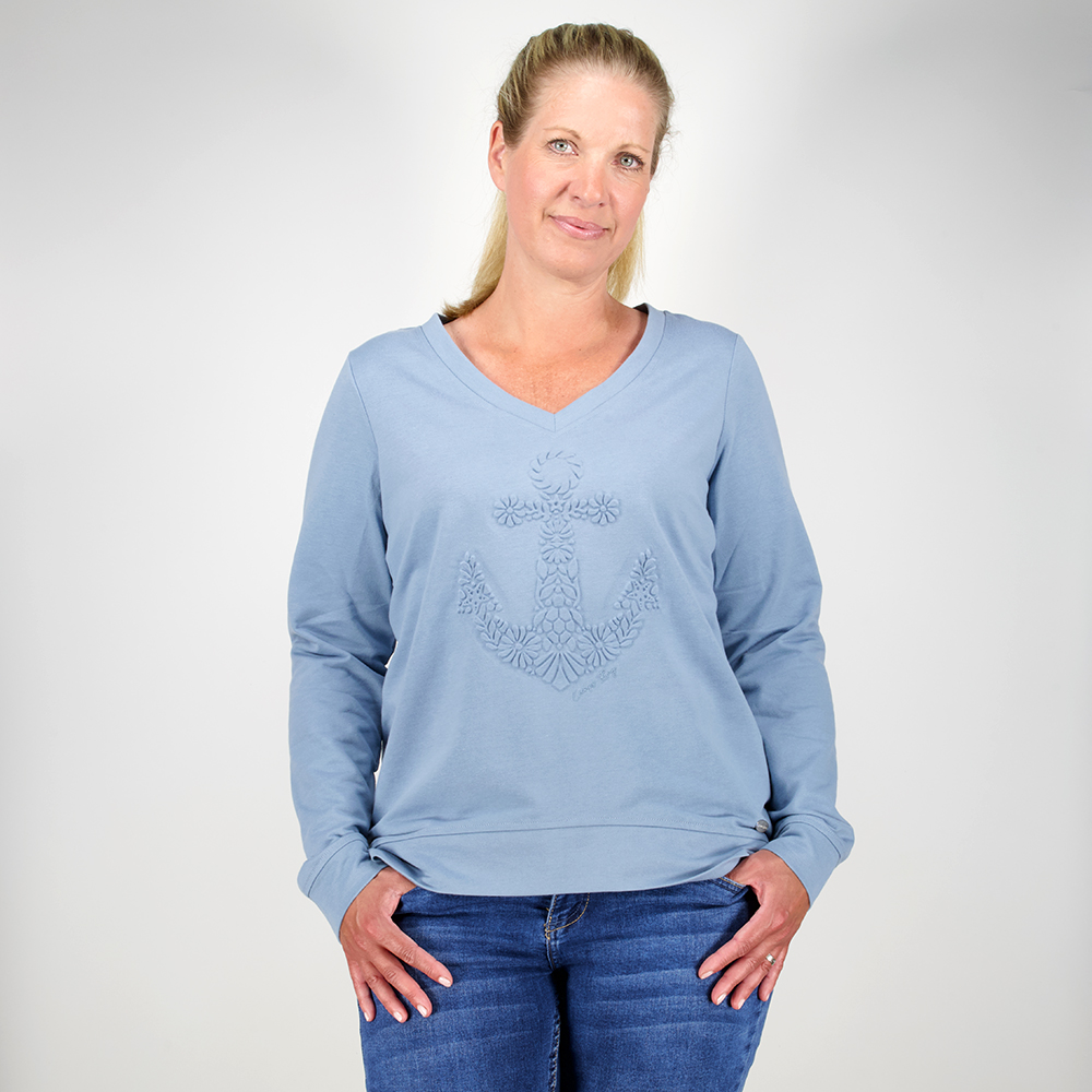 Model mit CAMPS BAY Shirt in Winward Blue