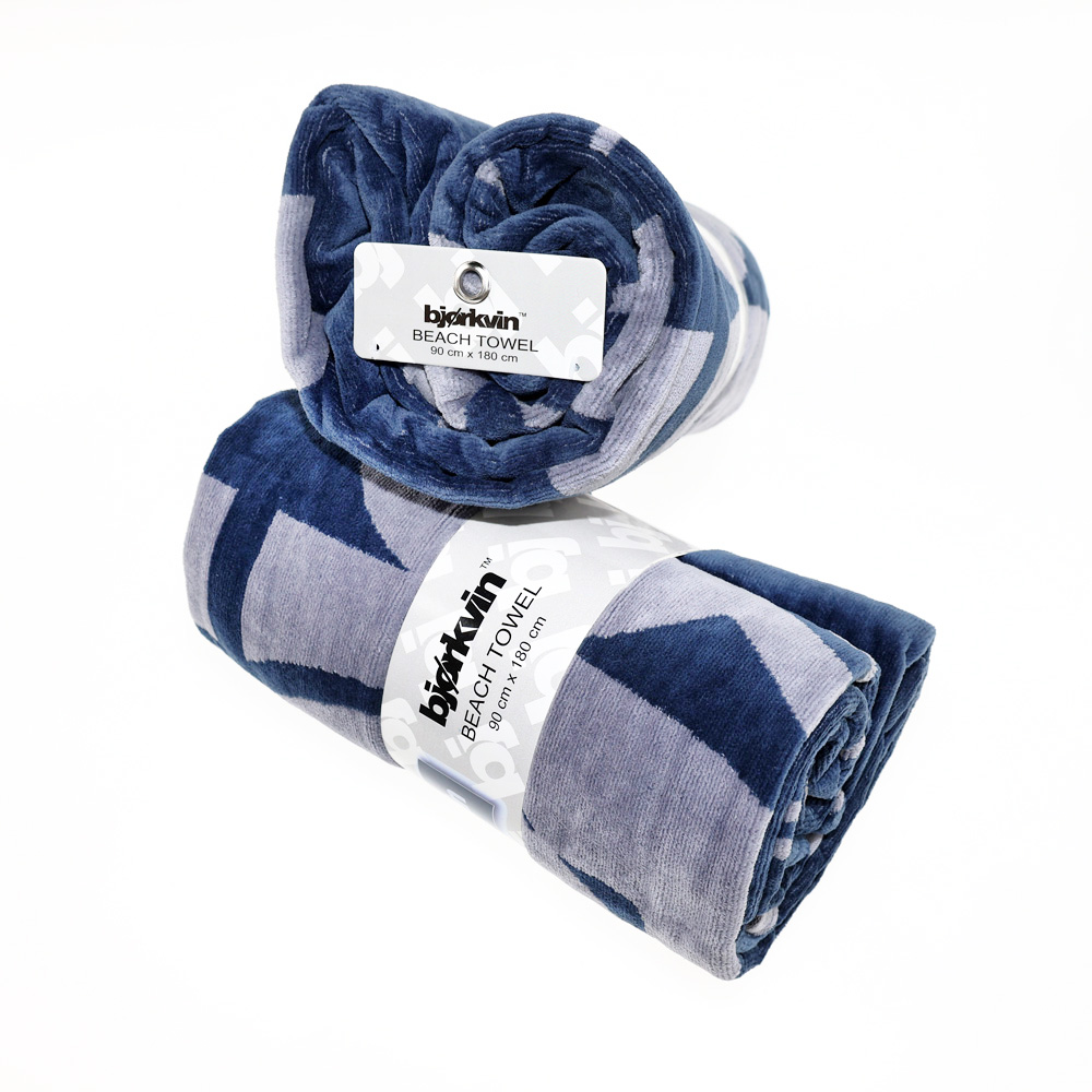 Männliches Model mit Björkvin Badelaken in Grey-Blue