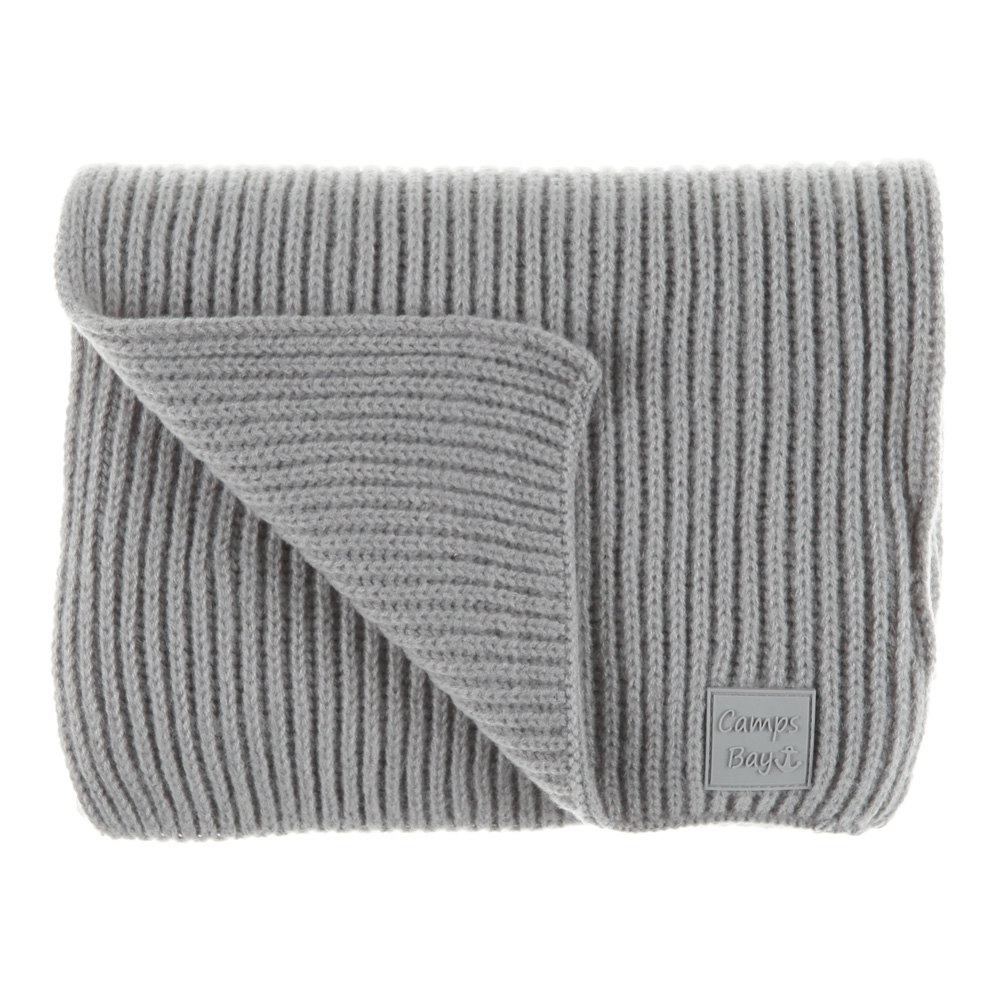 Weibliches Model mit CAMPS BAY Schal in Silver
