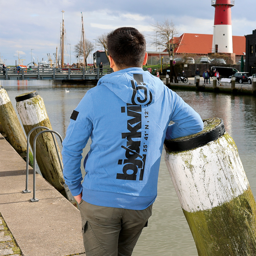 Männliches Model mit Björkvin Sweatjacke in Dutch Blue