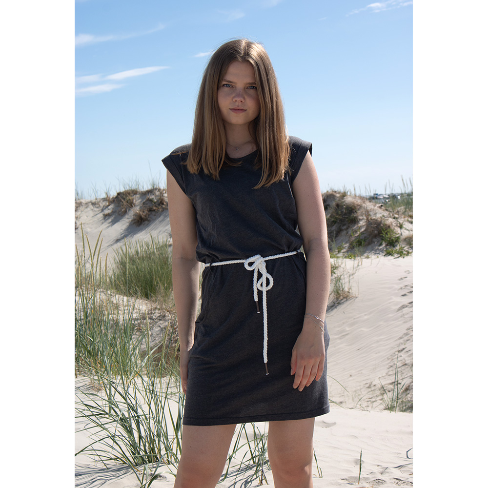 Weibliches Model mit ANKERBRAUT Jerseykleid in Anthrazit Melange