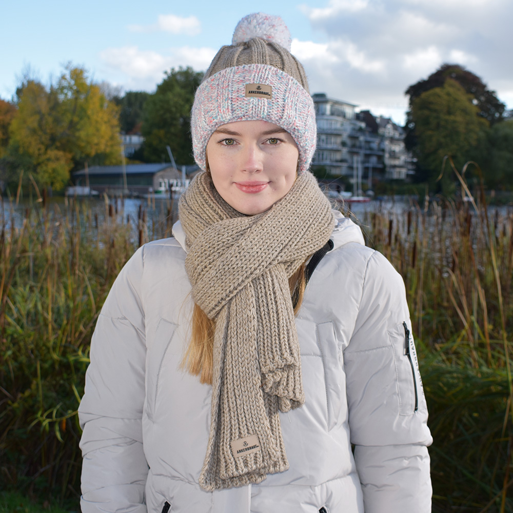 Weibliches Model mit ANKERBRAUT Mütze in Taupe