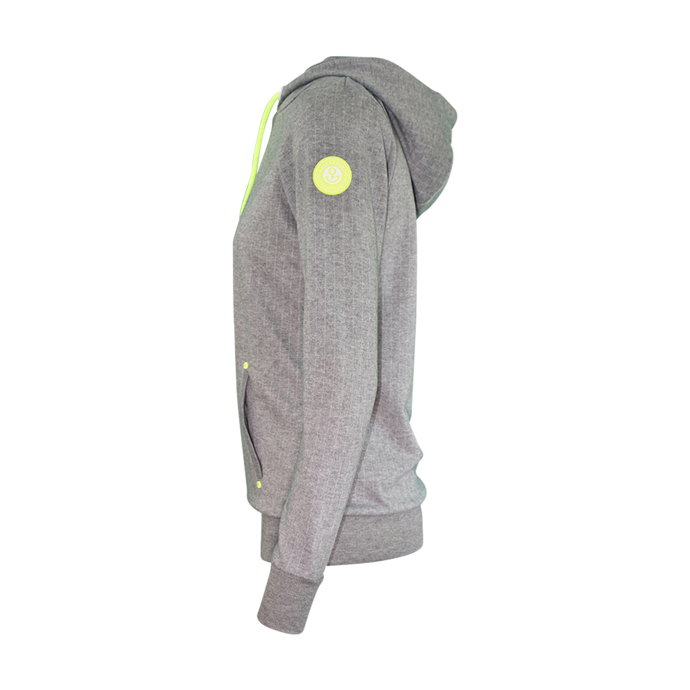 Weibliches Model mit ANKERBRAUT Hoodie in Grey Melange Yellow
